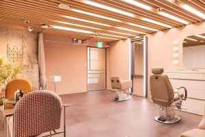 Стильное кресло для барбершопов и салонов