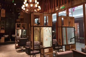 Кресло парикмахерское с регулируемой высотой и мягкой спинкой