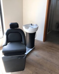 Парикмахерское кресло MOCHA 370F в современном салоне красоты