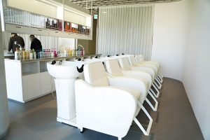 Кресло 257 в уютной парикмахерской с теплым освещением