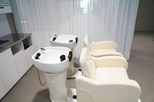 Место мастера с креслом 257 в небольшом салоне