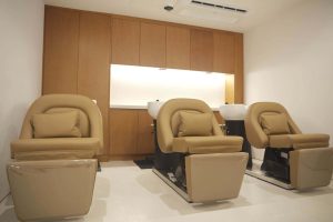 Парикмахерская мойка модель 270F в обстановке профессионального зала