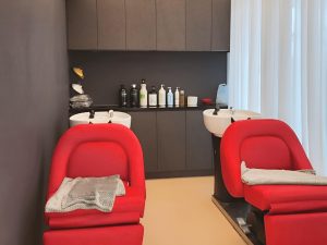 Зона обслуживания клиентов с мойкой и элементами хранения