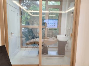 Удобная и функциональная мойка в естественном освещении салона