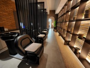 Красиво оформленная зона мытья головы с мойкой и подсветкой