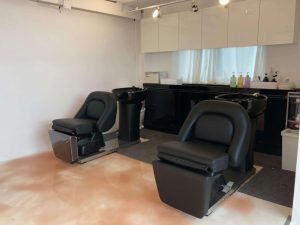 Мойка для волос в интерьере уютной домашней студии красоты