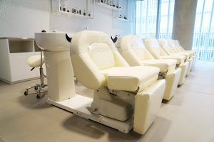 Мойка с электронным управлением в современном интерьере салона красоты